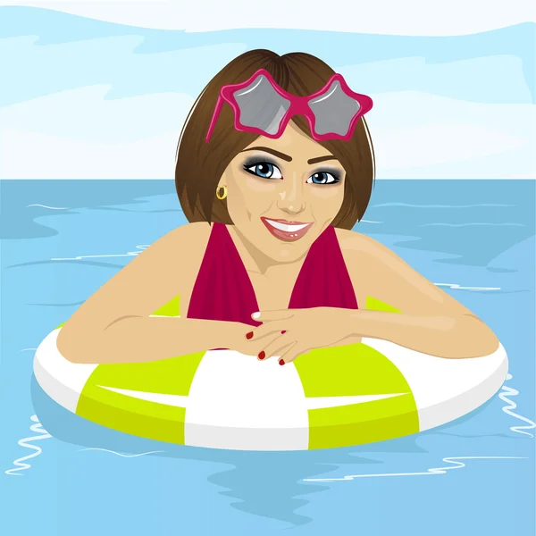 Mulher bonita que se diverte na piscina com anel inflável —  Vetores de Stock