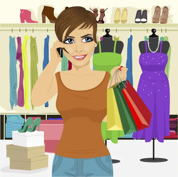 Kvinnan shopping i butiken talar på smartphone — Stock vektor