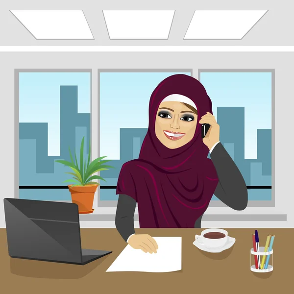 Mujer árabe de negocios con computadora portátil en la oficina usando hijab hablando por teléfono — Vector de stock