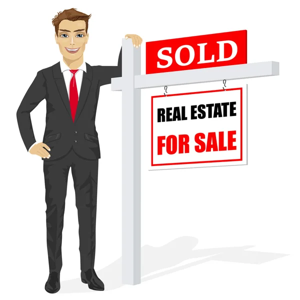 Мужчина агент по недвижимости, стоящий рядом с табличкой продажи — стоковый вектор