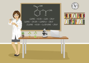 blackboard yanında kimya sınıfta ders veren kadın öğretmen