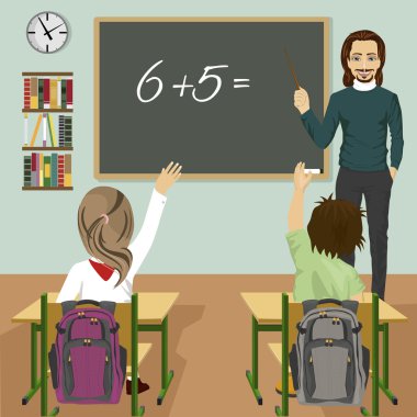 erkek öğretmen sınıf ve çocuklarda kadar eller yükselterek yeşil kara tahta üzerinde matematik görev yazma
