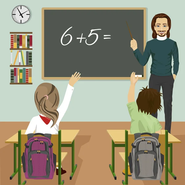 Erkek öğretmen sınıf ve çocuklarda kadar eller yükselterek yeşil kara tahta üzerinde matematik görev yazma — Stok Vektör