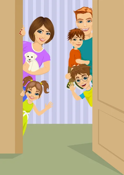 Família feliz espreitando atrás da porta — Vetor de Stock