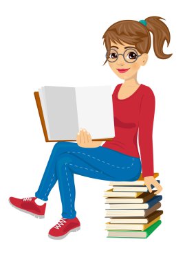 açık ders kitabı gösterilen kitap yığını üzerinde oturan gözlüklü genç kız öğrenci