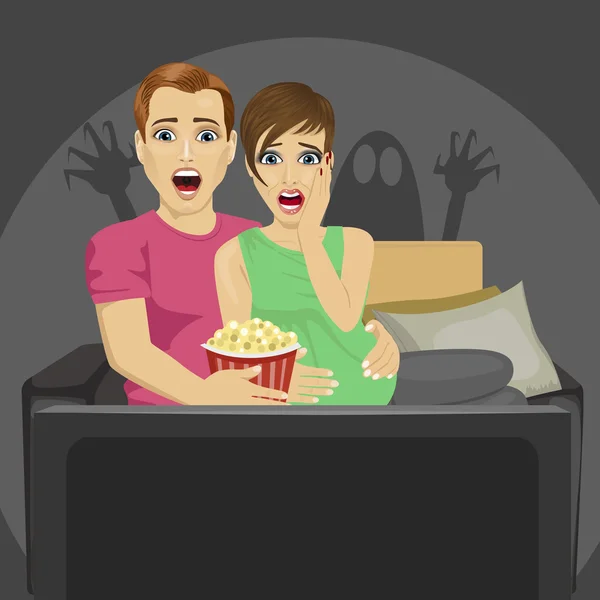 Młoda para oglądania filmu grozy w domu siedzi z popcornu na kanapie — Wektor stockowy
