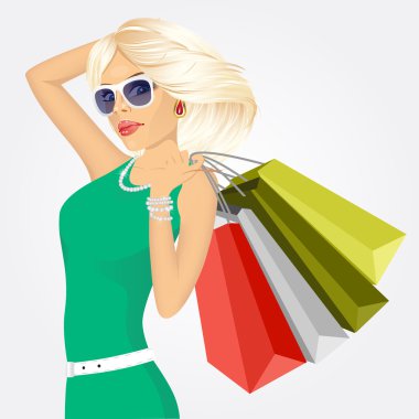 Alışveriş çantalı genç bir kadın.