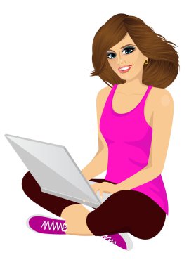 dizüstü bilgisayar kullanan genç esmer kadın