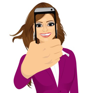 mutlu kadın onun smartphone kullanarak bir selfie alarak