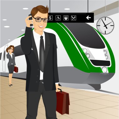 bir tren bekleyen iş adamı