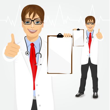 Elinde dosya tutan bir erkek doktor.