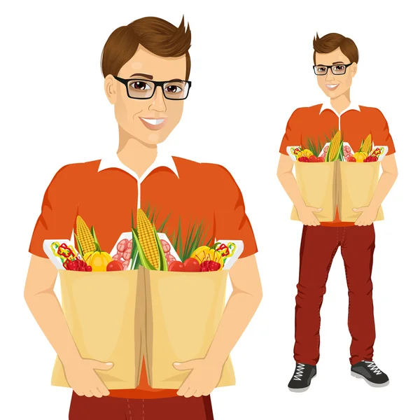 bakkal kağıt çanta taşıyan genç adam