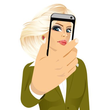 güzel kadın onun smartphone kullanarak bir selfie alarak