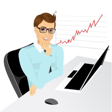 Ofiste dizüstü bilgisayarı olan genç bir adam.