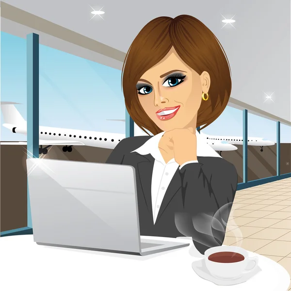 Donna d'affari che lavora al computer portatile in aeroporto — Vettoriale Stock