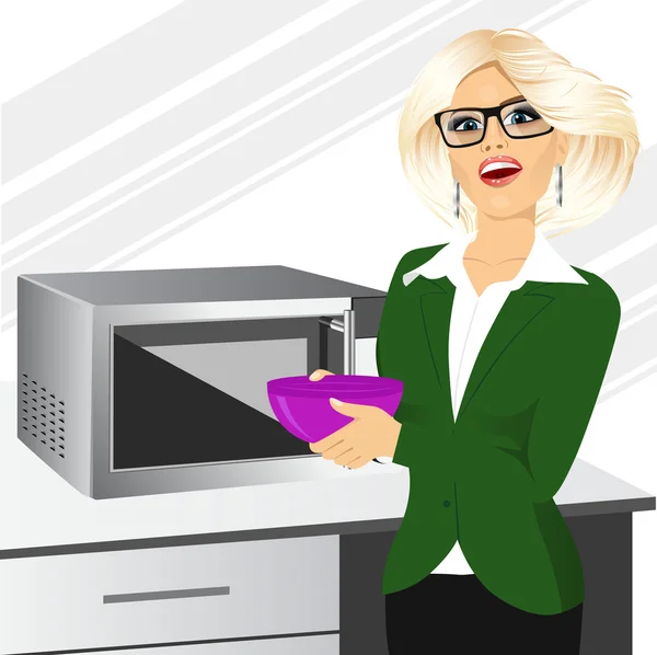 Mujer de negocios usando microondas para calentar comida casera — Vector de stock