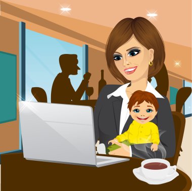 gülümseyen anne kafede dizüstü bilgisayarda çalışma