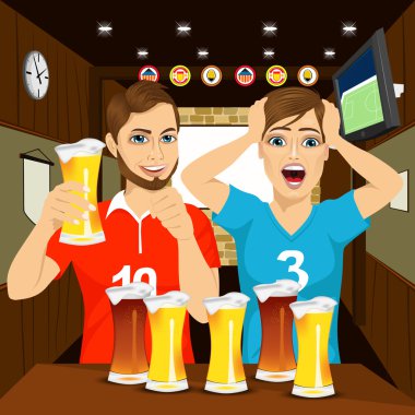İki mutlu futbol bar, tezahürat ve içki bira hayranları