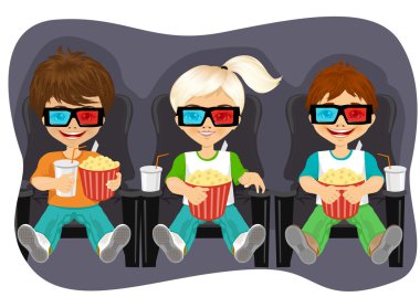 Çocuklar 3d film izlerken patlamış mısır ile gülümseyen
