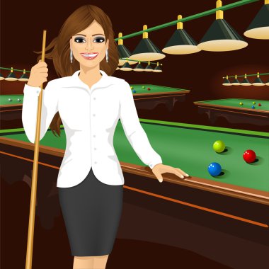 Cue stick tutan güzel kadın