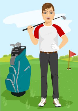 yakışıklı erkek golfçü bir golf kulübü ile