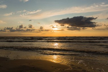 Denizde güzel bir gün batımı