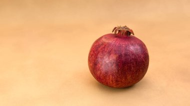 Bej bir arka planda olgun kırmızı el bombası