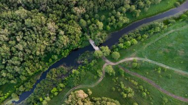 Nehir manzaralı eski köprü