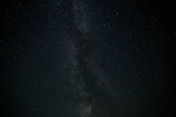 Stjärnhimmel mörk bakgrund med ljusa prickar — Stockfoto