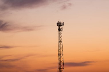 Parlak bir günbatımının arka planında hücresel iletişim