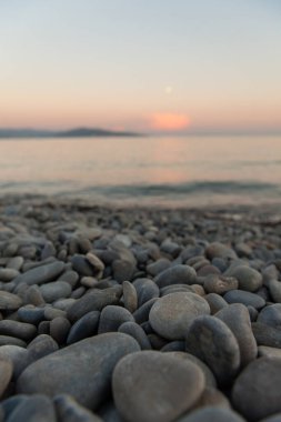 Sahilde güzel çakıl taşları olan deniz manzarası.