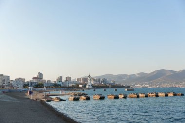 Deniz kenarındaki manzara şehri