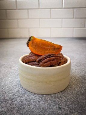 Kavanozda hurma ve ceviz.