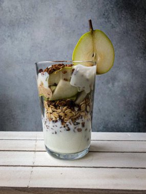 armutlu, yoğurtlu ve tahıllı tatlı.