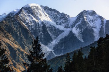 Kafkas Dağları 'nın buzulları. Elbrus.