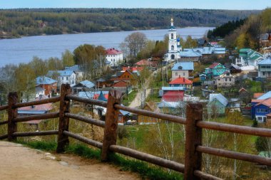 Rusya 'nın baharda Volga nehrinin kıyısındaki küçük Plyos kasabasının manzarası
