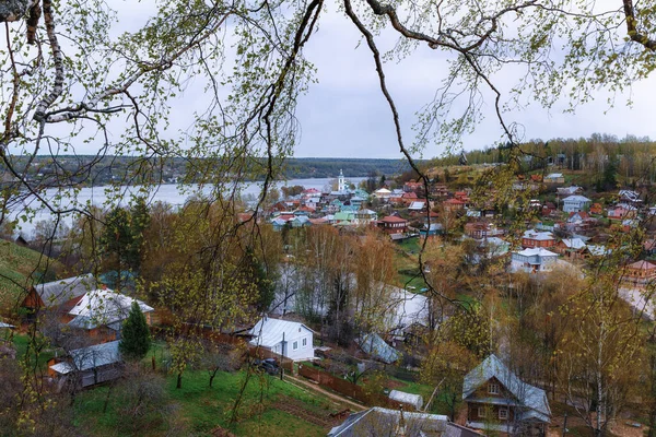 Vista Panorâmica Pequena Cidade Plyos Margem Rio Volga Primavera Rússia — Fotografia de Stock