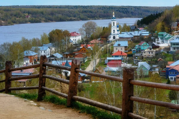 Vista Panorâmica Pequena Cidade Plyos Margem Rio Volga Primavera Rússia — Fotografia de Stock