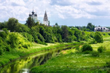 Suzdal. Kamenka nehri katedrale bakıyor.