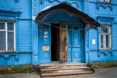 10 Mayıs 2021 Kostroma. Merkez caddede eski bir ev.