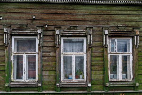 Een Prachtige Ramen Muur Van Een Oud Houten Huis — Stockfoto