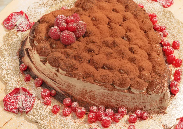 İtalyan tiramisu pasta kalp şeklinde.