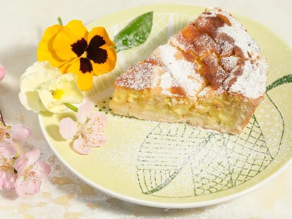 Napoliten Paskalya Pasta krema şeker serpilir ve homo ve badem çiçeği ile dekore edilmiş.