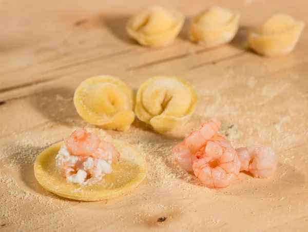 Tortellini caseiro italiano, aberto e fechado, cheio de queijo de ricota e camarão . — Fotografia de Stock