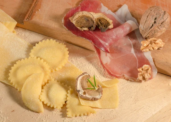 Ham el yapımı hamur ve İtalyan ev yapımı ravioli, açık ve kapalı, prosciutto di parma, aromatik otlar ve kurutulmuş mantar ile dolu.