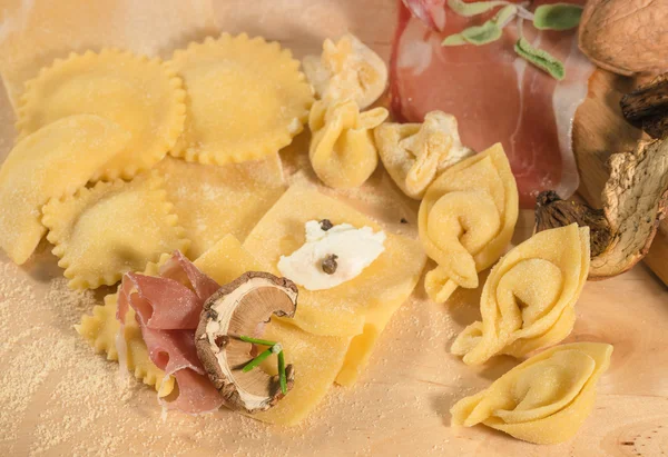 Ricotta peyniri, aromatik otlar ve jambon ve kurutulmuş mantar, İtalyan ev yapımı mantı ve tortellini, açık ve kapalı, dolu.