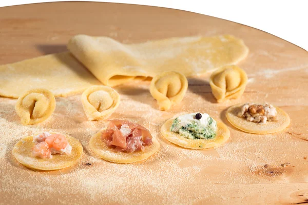 Çiğ hamur ve İtalyan ev yapımı tortellini, açık ve kapalı, ricotta peyniri ile doldurulmuş, füme somon, aromatik otlar ve ceviz.