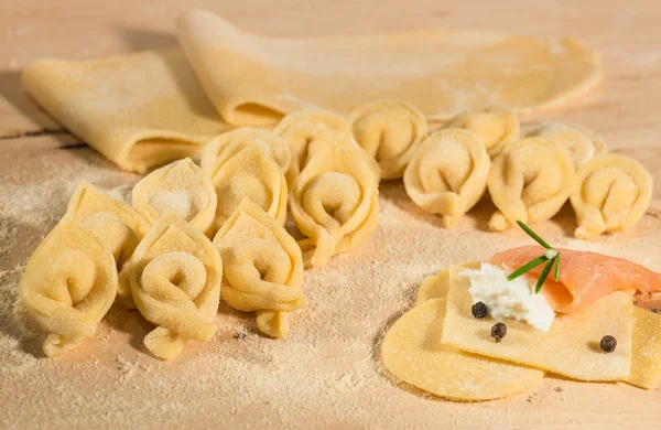 Çiğ hamur ve İtalyan ev yapımı tortellini, açık ve kapalı, ricotta peyniri ile doldurulmuş, füme somon, aromatik otlar ve ceviz.