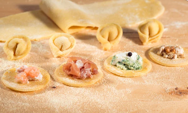 Çiğ hamur ve İtalyan ev yapımı tortellini, açık ve kapalı, ricotta peyniri ile doldurulmuş, füme somon, aromatik otlar ve ceviz.