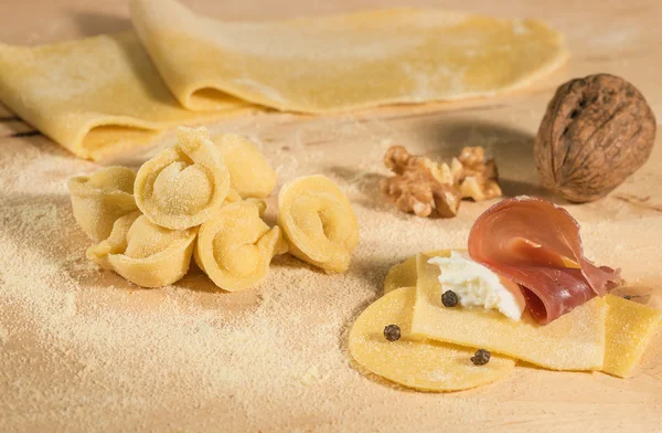 İtalyan ev yapımı tortellini, açık ve kapalı, ricotta peynir ve salam, kara biber ve ceviz dolu.